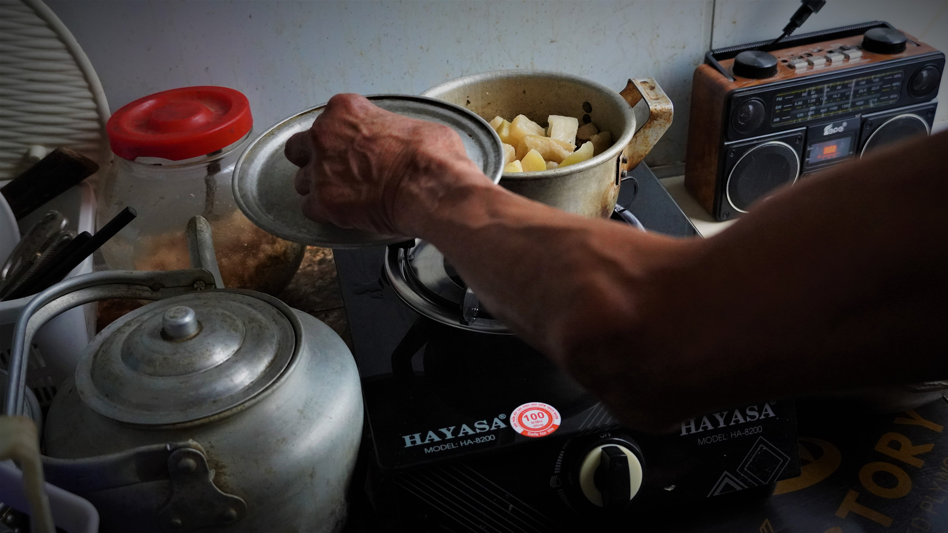 Nồi su hào kho mỡ là thức ăn cả ngày của ông Sơn. Ảnh: Minh Toàn. Nồi su hào kho mỡ là thức ăn cả ngày của ông Sơn. Ảnh: Minh Toàn.