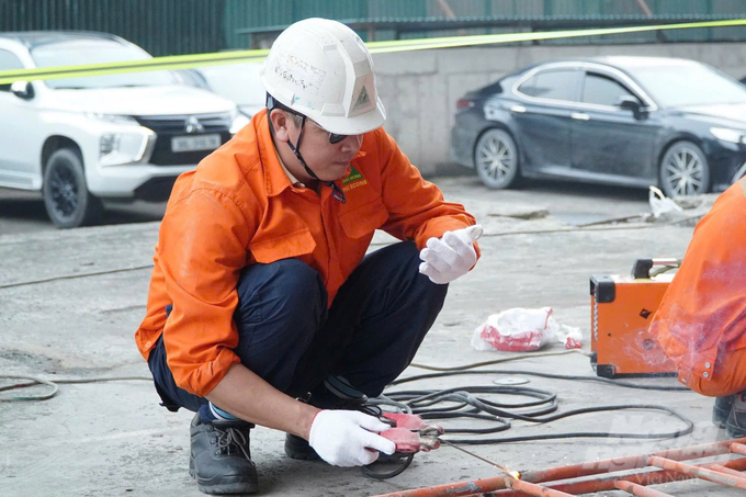 8cefca5531288076d939-133130_289-133130.jpg Các công nhân triển khai thi công trở lại gói thầu số 23 lắp dựng hệ thống facade tòa nhà. Ảnh: Hùng Khang.