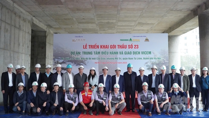 anh-tap-the-132344_921-132345.jpg Ban lãnh đạo công ty dự lễ triển khai gói thầu số 23 Dự án Trung tâm điều hành và giao dịch VICEM. Ảnh: Hùng Khang.