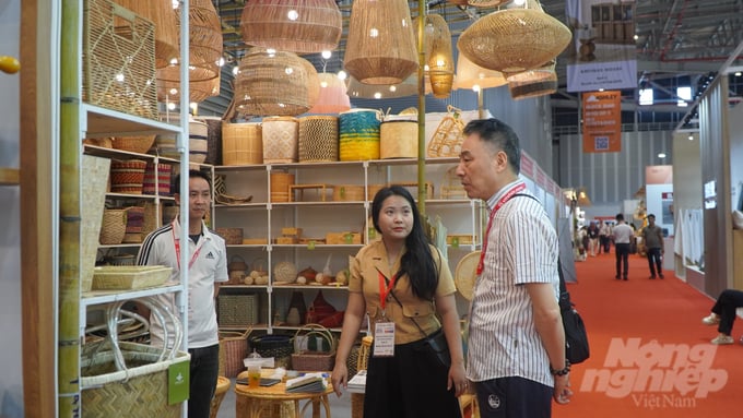 vifa-2-151418_643-151420.jpg Các nhà mua hàng quốc tế tìm hiểu về sản phẩm mỹ nghệ Việt Nam. Ảnh: Nguyễn Thủy.