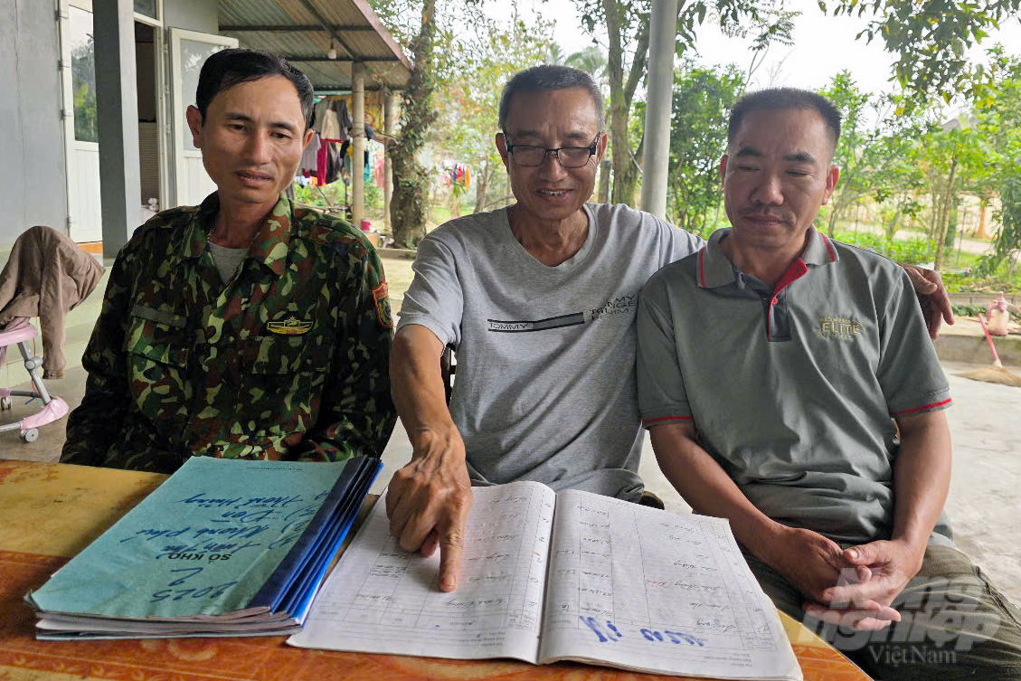 Cuốn sổ ghi nợ tiền thức ăn tôm của ông Trần Lưu ngày một dày thêm. Ảnh: Võ Dũng. Cuốn sổ ghi nợ tiền thức ăn tôm của ông Trần Lưu ngày một dày thêm. Ảnh: Võ Dũng.