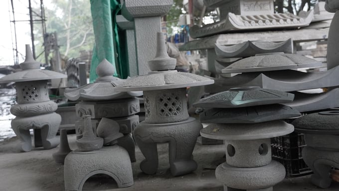 hai-luu-nghe-da-truyen-thong-chuyen-minh-trong-khuon-kho-170829_674.jpg Sản phẩm đá Hải Lựu đa dạng, phù hợp thị hiếu người tiêu dùng. Ảnh: Minh Toàn.