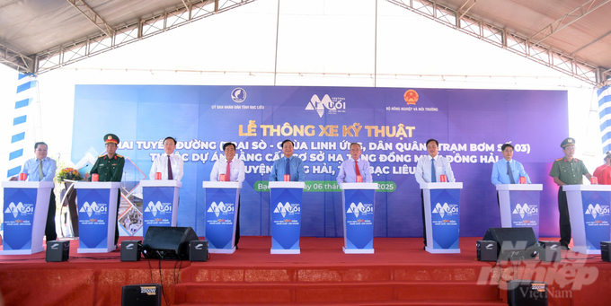 z6380414944560_4c137ec1459b52a0efc37b57330e4714-173424_274-173424.jpg Thứ trưởng Bộ Nông nghiệp và Môi trường Võ Văn Hưng (thứ 5 bên trái sang) dự lễ thông xe kỹ thuật lễ thông xe kỹ thuật 2 tuyến đường (Trại Sò - Chùa Linh Ứng, Dân Quân - Trạm bơm số 03) thuộc dự án nâng cấp cơ sở hạ tầng đồng muối Đông Hải. Ảnh: Trọng Linh.