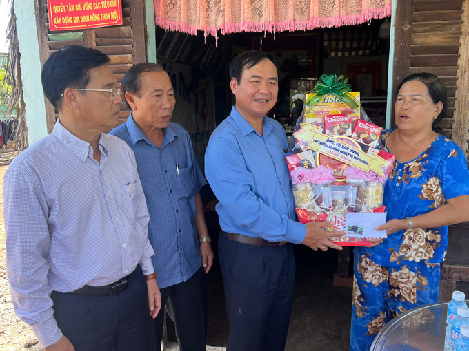 z6380548256872_4805ecf28c686672248383d75ce93ca7-173608_869.jpg Thứ trưởng Bộ Nông nghiệp và Môi trường Võ Văn Hưng cùng đoàn công tác đã đến thăm và tặng quà cho các hộ gia đình có hoàn cảnh khó khăn tại xã Long Điền Đông, huyện Đông Hải, tỉnh Bạc Liêu. Ảnh: Trọng Linh.