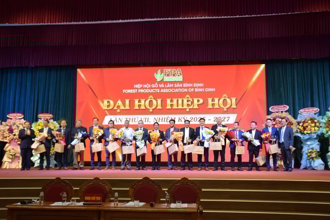 Ban chấp hành Hiệp hội Gỗ là Lâm sản Bình Định nhiệm kỳ 2021-2024 nhận kỷ niệm chương. Ảnh: V.Đ.T.