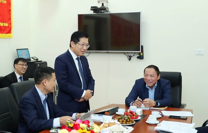 a5-173342_457.jpg Cục trưởng Cục Báo chí Lưu Đình Phúc báo cáo tại buổi làm việc.