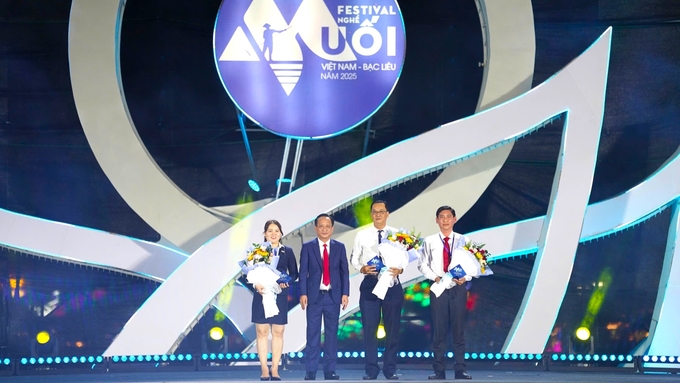 agribank-dong-hanh-cung-festival-nghe-muoi-viet-nam-bac-lieu-2025-090007_73.jpg Chủ tịch UBND tỉnh Bạc Liêu Phạm Văn Thiều (vest đen) tặng hoa cho ông Phan Văn Bá - Phó trưởng Văn phòng đại diện Agribank khu vực Tây Nam bộ (bìa phải) và các đơn vị đồng tài trợ. Ảnh: Minh Khương.