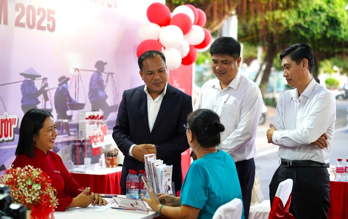 agribank-dong-hanh-cung-festival-nghe-muoi-viet-nam-bac-lieu-2025-090218_981.jpg Khách hàng tham quan, trải nghiệm tại gian hàng của Agribank chi nhánh tỉnh Bạc Liêu. Ảnh: Minh Khương.