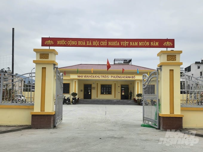 can-canh-2-nha-van-hoa-khu-13-ty-dong-cua-tp-ha-long-111937_856-111938.jpg Đây là công trình nhà văn hóa khu Trới 5 phường Hoành Bồ (TP Hạ Long) với tổng diện tích quy hoạch khuôn viên 2.266,5m2, diện tích xây dựng nhà văn hóa 323m2 quy mô 1 tầng.