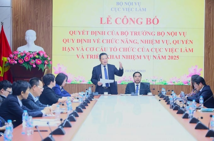 cuc-viec-lam-co-8-don-vi-hanh-chinh-va-5-trung-tam-truc-thuoc-171631_729.jpg Thứ trưởng Lê Văn Thanh yêu cầu Cục Việc làm sớm ổn định cơ cấu tổ chức, nhanh chóng đi vào hoạt động để triển khai có hiệu quả các nhiệm vụ được giao. Ảnh: Trung Quân.