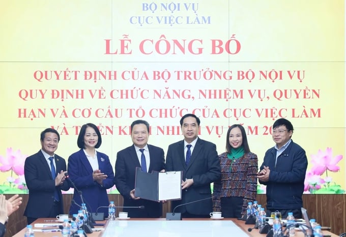 cuc-viec-lam-co-8-don-vi-hanh-chinh-va-5-trung-tam-truc-thuoc-171850_595.jpg Thứ trưởng Bộ Nội vụ Lê Văn Thanh (thứ 3 từ trái sang) trao quyết định bổ nhiệm Cục trưởng Cục Việc làm cho ông Vũ Trọng Bình. Ảnh: Trung Quân.