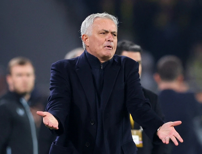 hlv-mourrinho-075022_202.jpeg HLV Mourinho cũng không cứu được Fenerbahce thoát thua trước Rangers.