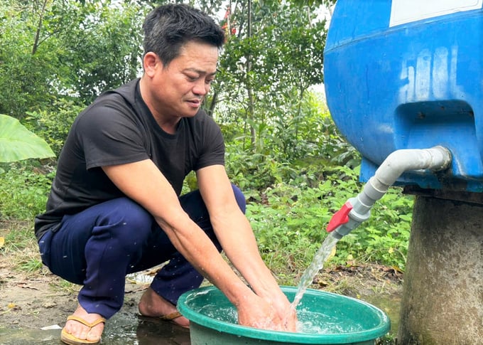 nc3-101539_251.jpg Anh Trần Đình Thái cho biết, mong mỏi lớn nhất của bà con vùng mỏ sắt Thạch Khê là sớm được đấu nối nước sạch sử dụng. Ảnh: Thanh Nga.