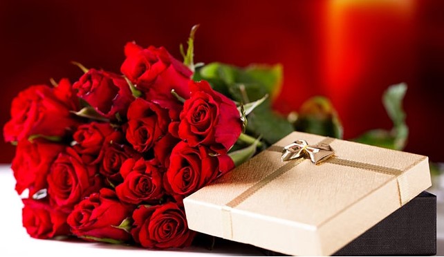 Một món trang sức nhỏ như dây chuyền, vòng tay hoặc nhẫn không chỉ giúp cô ấy trở nên xinh đẹp hơn mà còn thể hiện sự quan tâm của bạn. Ảnh: Internet.