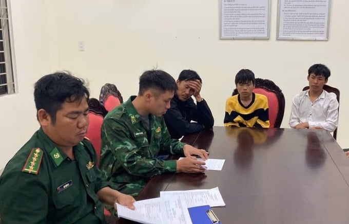 z6382334135135_9ac3597f431a99b14ad0c6842b5e8640-105838_588.jpg Bộ đội Biên phòng huyện Lý Sơn làm việc với các ngư dân trên 2 tàu cá bị mắc cạn. Ảnh: BP.