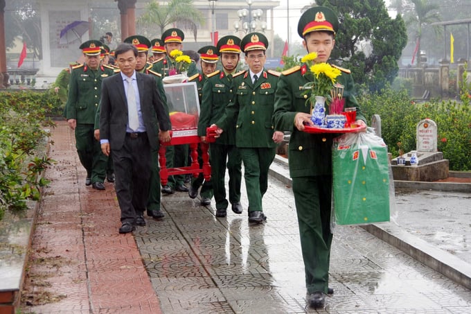 z6382528672931_1ad120debf06fe4eb80c96c52b12d80f-111235_197.jpg Lễ an táng hài cốt liệt sỹ được tổ chức trong không khí trang nghiêm. Ảnh: XD.