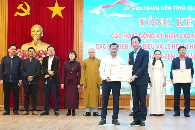 z6383863023629_59057378b56d4717ea8c54d38c24eaa3-172747_655.jpg Ông Hoàng Nam, Phó Chủ tịch UBND tỉnh Quảng Trị trao Bằng khen cho đại diện Báo Nông nghiệp Việt Nam. Ảnh: TN.