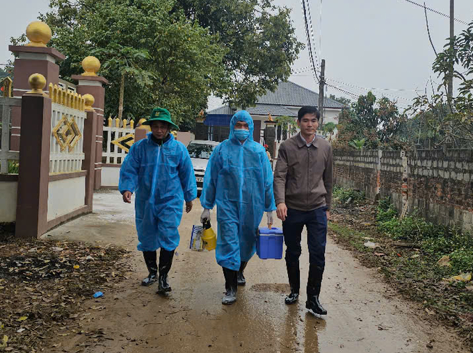 Chi cục Chăn nuôi và Thú y Thanh Hóa cử cán bộ ứng trực, hỗ trợ dập dịch tại xã Thạch Bình. Ảnh: Quốc Toản.