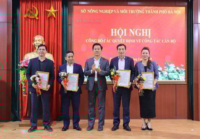 so-2-1741351501916439973966-212504_383.jpg Giám đốc Sở Nông nghiệp và Môi trường Hà Nội trao quyết định bổ nhiệm các vị trí trưởng, phó trưởng phòng và trưởng, phó các đơn vị trực thuộc.