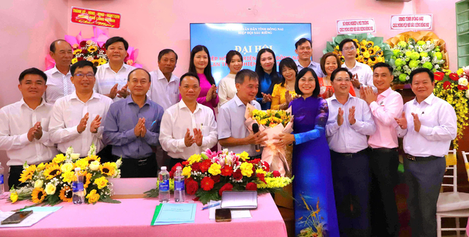 2-183306_202.jpg Ông Trần Hải Sơn, Phó trưởng phòng Phát triển nông thôn -Sở Nông nghiệp và môi trường (thứ 5 hàng đầu từ phải sang) vừa được bầu làm Chủ tịch Hiệp hội Sầu riêng tỉnh Đồng Nai. Ảnh: Hoàng Phúc.