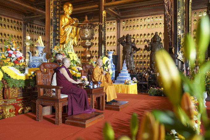 dsc09741-190507_949.jpg Đoàn Phật giáo do Tiến sĩ Phật học Khangser Rinpoche - Phó Viện Trưởng Thượng Mật Viện Gyuto (Ấn Độ) chủ trì dẫn đầu. Ảnh: Chu Minh Khôi.