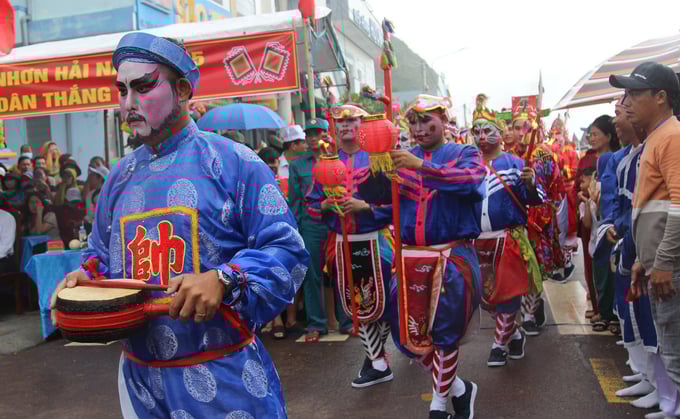 Nghi thức rước thần Nam Hải về lăng tại Lễ hội cầu ngư vạn chài ở xã Nhơn Hải. Ảnh: V.Đ.T.