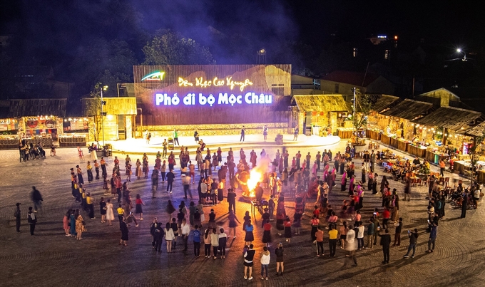 noi-lo-lua-dao-dat-phong-o-moc-chau-bao-gio-moi-cham-dut-213520_166.jpeg Mộc Châu đón hơn 1 triệu khách du lịch trong 2 tháng đầu năm 2025.