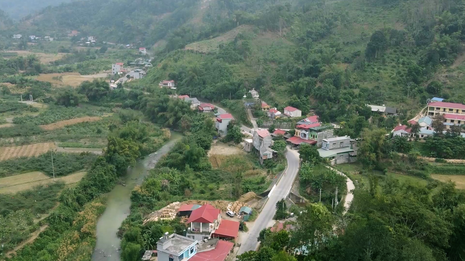 quang-thuan-1-183329_208.jpg Trung tâm xã Quang Thuận với nhiều ngôi nhà bề thế, trong số này phần lớn nhờ nguồn thu từ cây quýt. Ảnh: Ngọc Tú.