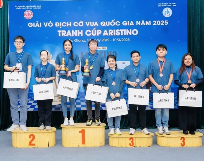truong-son-093241_265.jpeg Các kỳ thủ nhận giải tại nội dung cờ chớp nam, nữ.
