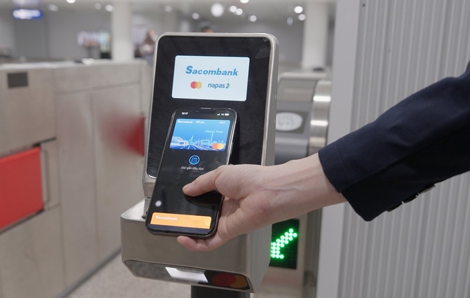 2-100119_359.jpeg Người dân thanh toán khi đi Metro số 1 nhanh gọn qua Apple Pay.