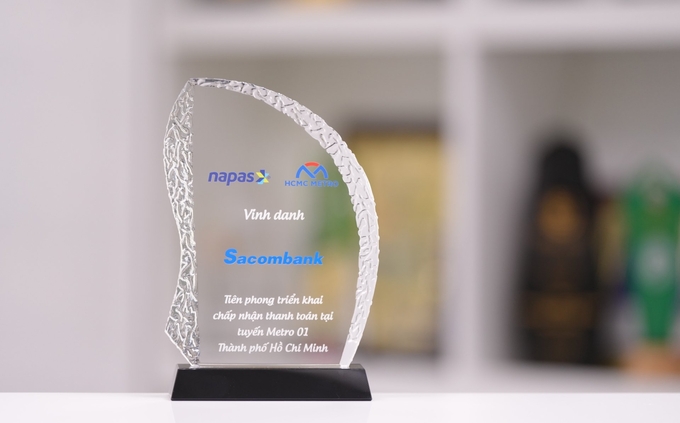 3-100826_697.jpg Napas vinh danh Sacombank vì tiên phong triển khai chấp nhận thanh toán không tiền mặt tại tuyến Metro số 1, nâng tầm trải nghiệm di chuyển hiện đại.