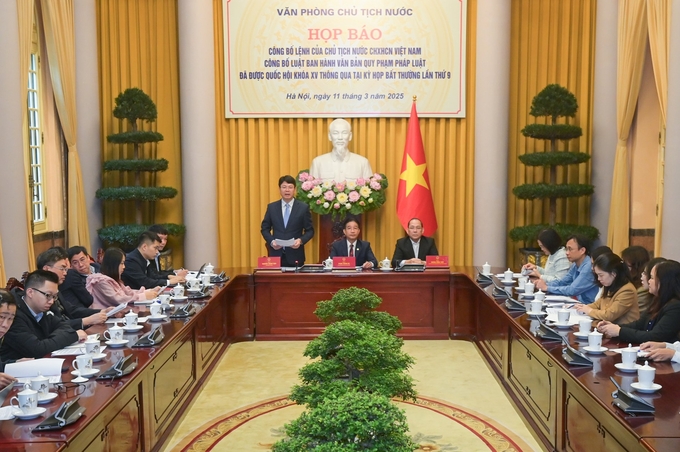pct-1-2-132748_735.jpg Họp báo công bố Lệnh của Chủ tịch nước công bố Luật Ban hành văn bản quy phạm pháp luật (sửa đổi) sáng 11/3. Ảnh: Tùng Đinh.