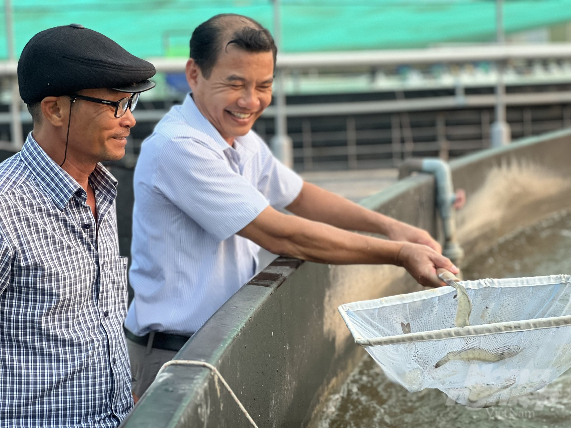 z6396104837867_63a1493c84e731adb5a87ab374c3fb04-154032_248-154033.jpg Ông Ngô Quang Hùng, nông dân nuôi tôm tại xã Long Điền Đông, huyện Đông Hải, thích thú khi tham quan mô hình nuôi tôm của ông Công ty Thủy sản Long Mạnh. Ảnh: Trọng Linh.