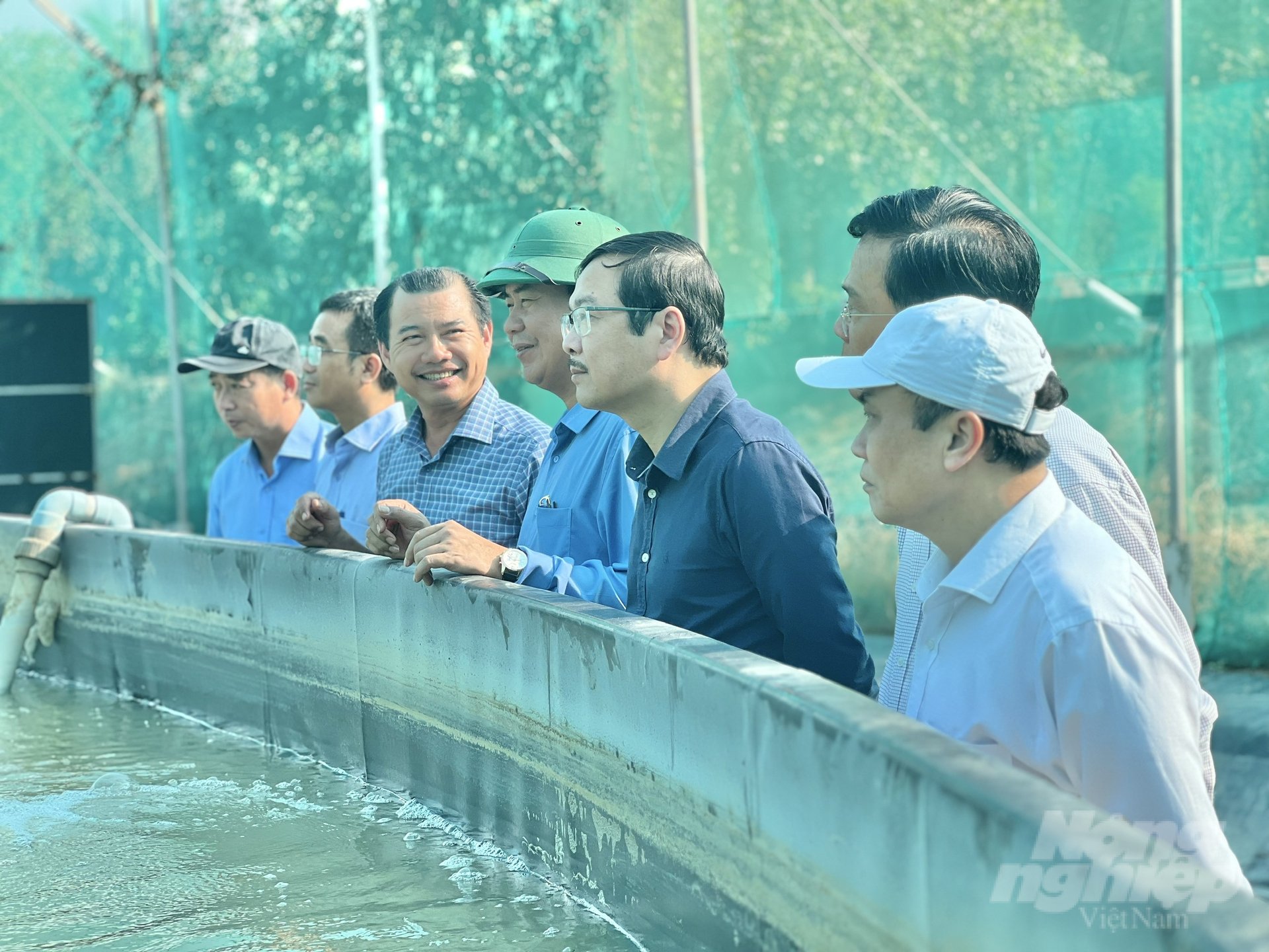z6396114261146_b3f2d376d6f172a896c5c15433f14eaa-154034_938-154035.jpg Thứ trưởng Bộ Nông nghiệp và Môi trường Võ Văn Hưng (đội mũ cối) tham quan và đánh giá cao mô hình nuôi tôm của Công ty Thủy sản Long Mạnh. Ảnh: Trọng Linh.