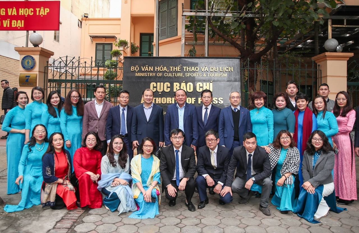 1-151136_779.jpg Bộ trưởng Nguyễn Văn Hùng, Thứ trưởng Lê Hải Bình chụp ảnh cùng cán bộ, công nhân viên Cục Báo chí. Ảnh: Báo Nhà báo và Công luận.
