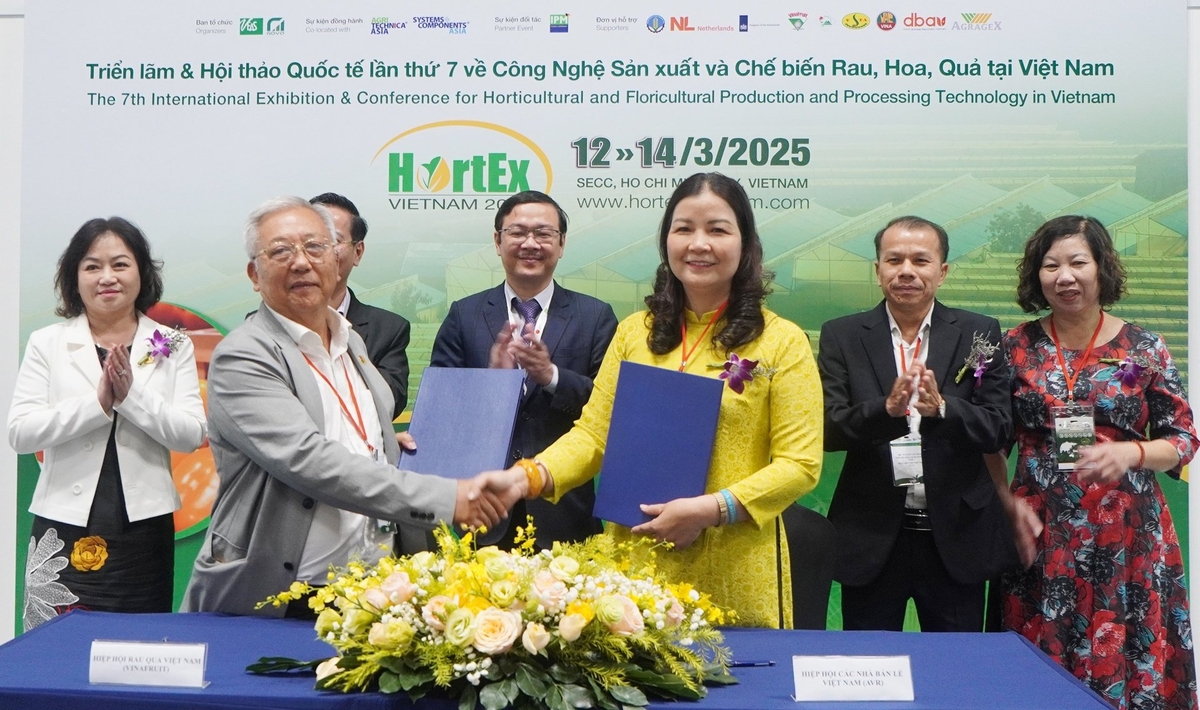 3-ky-ket-132642_911.jpg Lễ ký kết biên bản ghi nhớ hợp tác giữa Hiệp hội Rau quả Việt Nam và Hiệp hội các nhà bán lẻ Việt Nam. Ảnh: Nguyễn Thủy