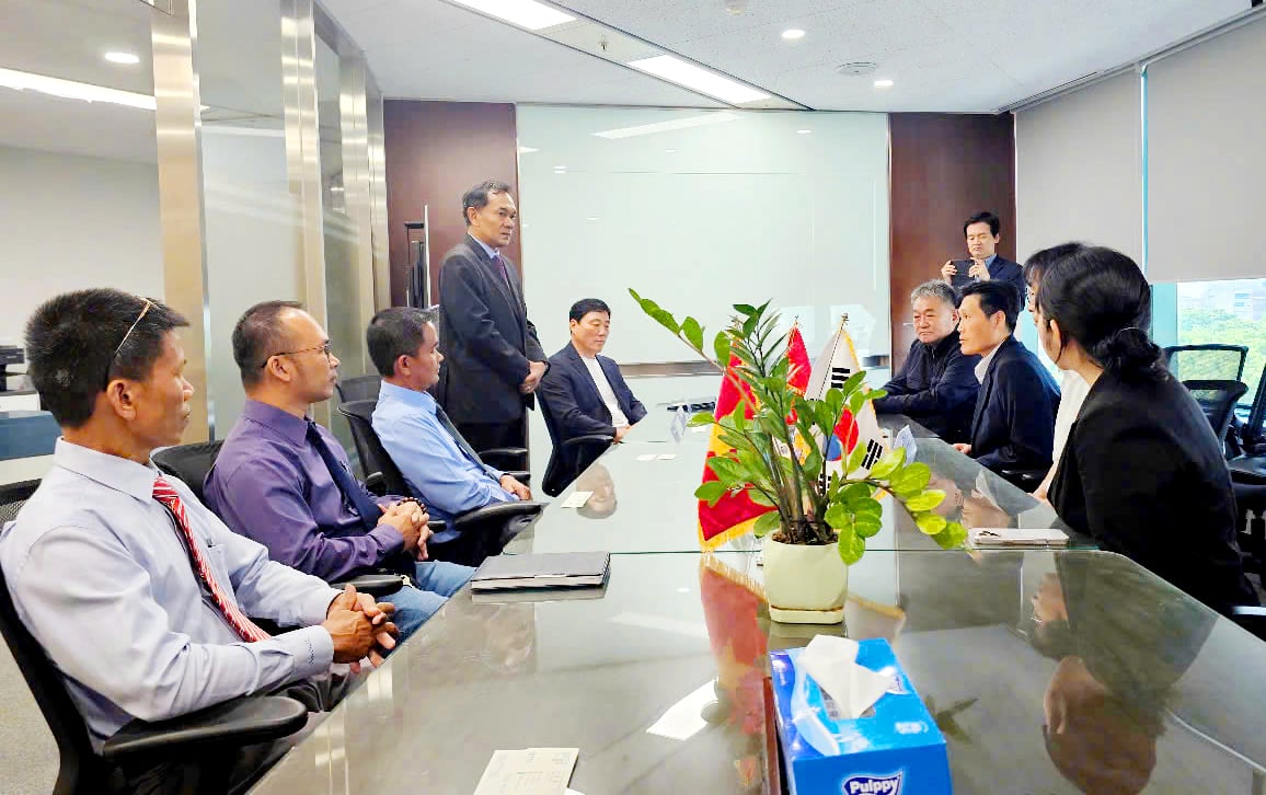 anh-2-143625_992.jpg Lãnh đạo đại diện Sitto Việt Nam, Neulpureun và chính quyền tỉnh Gyeongsangbuk-do Hàn Quốc thảo luận tại lễ ký kết. Ảnh: Lê Minh Quốc.