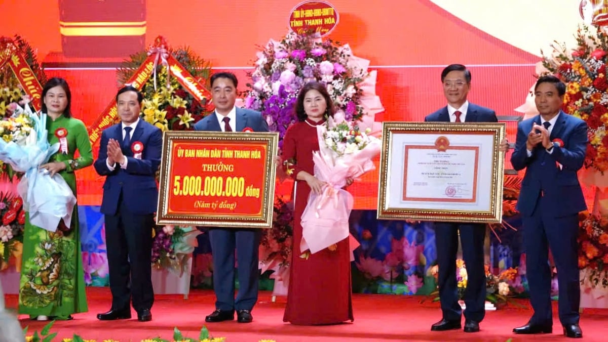 thu-tuong-pham-minh-chinh-chuc-mung-huyen-hau-loc-dat-chuan-nong-thon-moi-092804_965.jpg Lãnh đạo tỉnh Thanh Hóa trao Bằng công nhận huyện Hậu Lộc đạt chuẩn nông thôn mới. Ảnh: Quốc Toản.