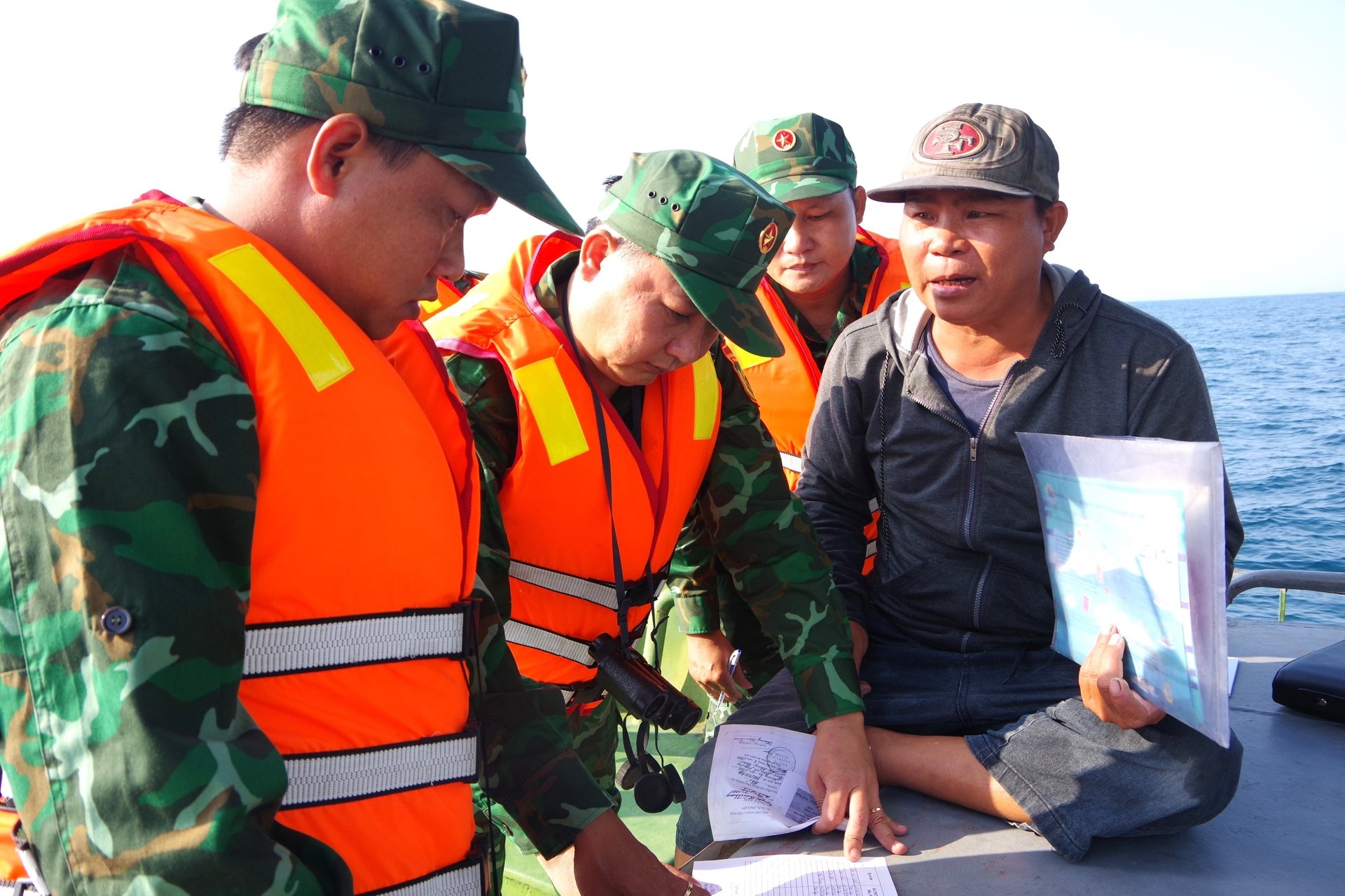 Lực lượng Bộ đội Biên phòng Bình Định kiểm tra hoạt động của tàu cá trên địa bàn. Ảnh: V.Đ.T. Lực lượng Bộ đội Biên phòng Bình Định kiểm tra hoạt động của tàu cá trên địa bàn. Ảnh: V.Đ.T.
