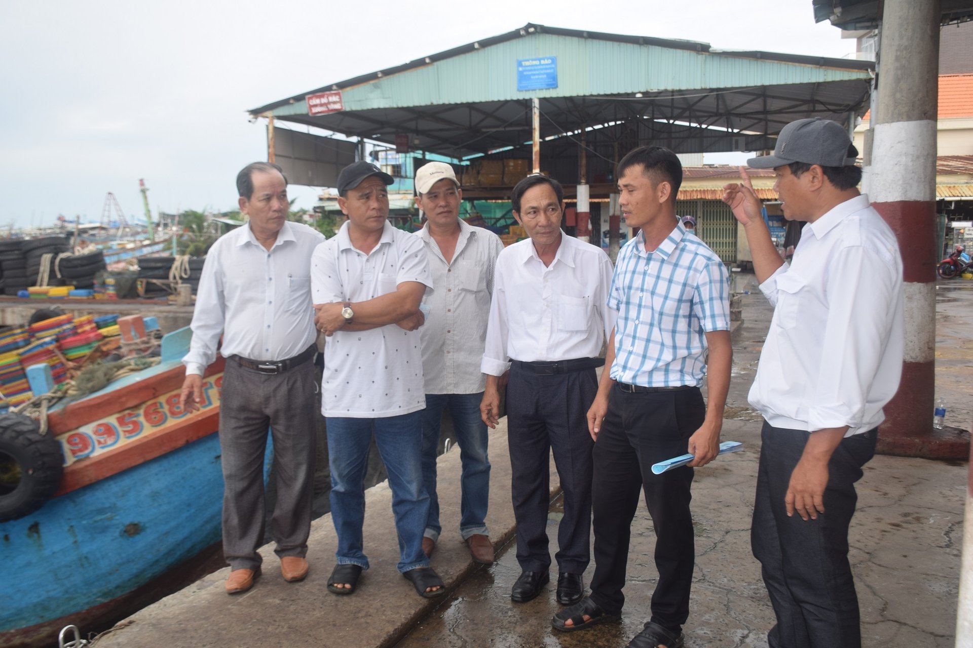 Ngành chức năng huyện Phù Cát (Bình Định) gặp gỡ ngư dân tại miền Nam để tuyên truyền công tác chống khai thác IUU. Ảnh: V.Đ.T. Ngành chức năng huyện Phù Cát (Bình Định) gặp gỡ ngư dân tại miền Nam để tuyên truyền công tác chống khai thác IUU. Ảnh: V.Đ.T.