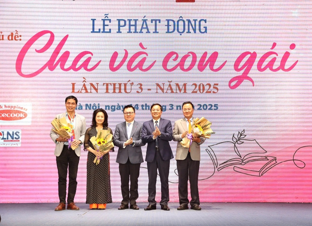 cha-va-con-gai-7-1135-142610_89.jpg Ban tổ chức tặng hoa cảm ơn các thành viên trong Ban Giám khảo cuộc thi