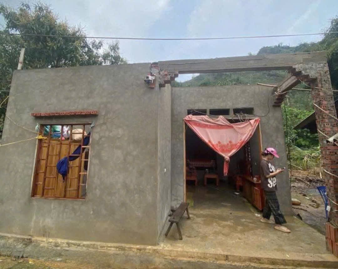 z6403199351777_5a111534b0695d27f2b01a44f28ec176-171638_623.jpg 16 nhà dân ở Tuyên Quang bị tốc mái do giông lốc. Ảnh: Tư liệu.