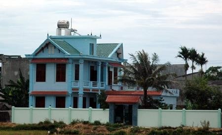 a4-084717_130.jpg Dân nghèo, xã nghèo, nhưng nhà Chủ tịch xã to như biệt phủ.
