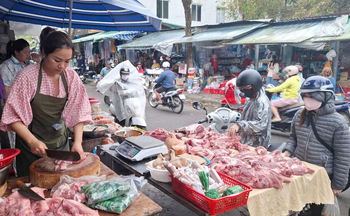 z6412104248171_0a5fb6ba2f39842bc5ef5f6077437a3b-085621_245.jpg Giá thịt lợn ở Huế tăng khiến người mua thắt chặt chi tiêu, tiểu thương thì lo lắng. Ảnh: Văn Dinh.