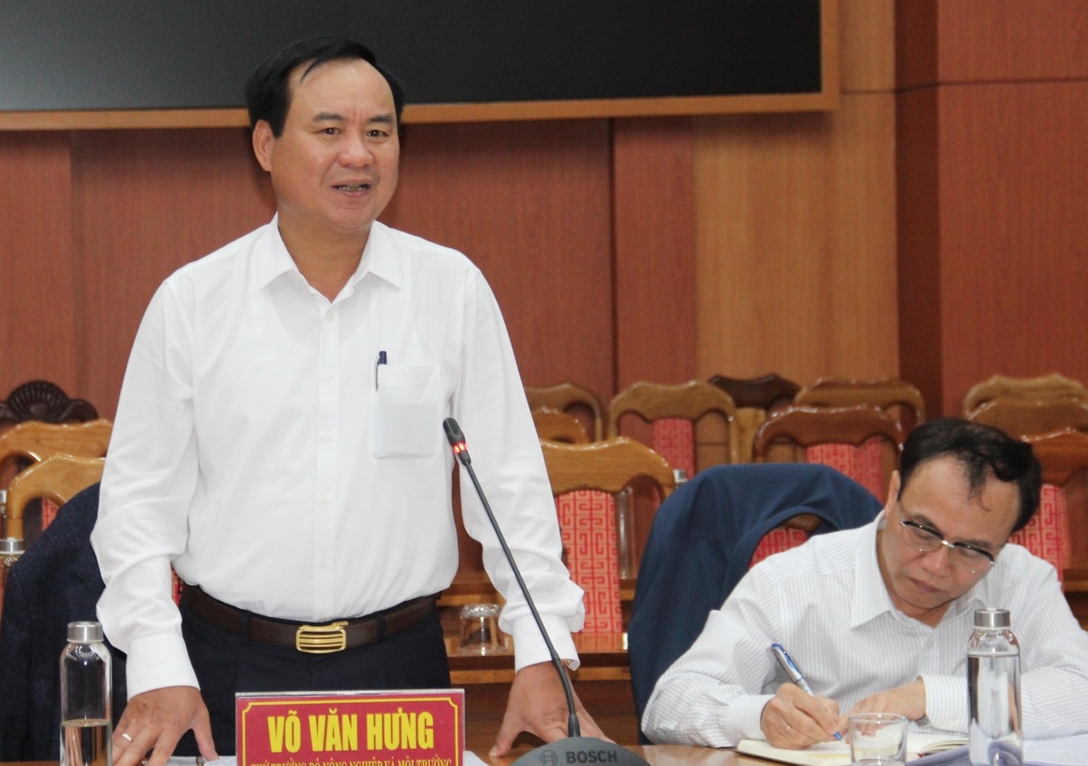 Thứ trưởng Võ Văn Hưng đánh giá cao nỗ lực của tỉnh Quảng Nam trong việc thực hiện các cơ chế, chính sách hỗ trợ phát triển kinh tế tập thể, chương trình giảm nghèo, xóa nhà tạm, nhà dột nát. Ảnh: L.K. Thứ trưởng Võ Văn Hưng đánh giá cao nỗ lực của tỉnh Quảng Nam trong việc thực hiện các cơ chế, chính sách hỗ trợ phát triển kinh tế tập thể, chương trình giảm nghèo, xóa nhà tạm, nhà dột nát. Ảnh: L.K.