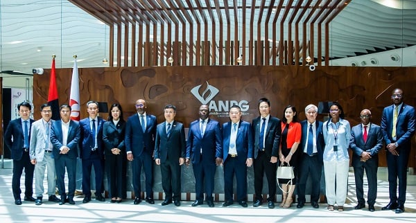 Đại diện Đại sứ quán Việt Nam tại Angola cùng các cán bộ chủ chốt của Tập đoàn Xuân Thiện và ANPG chụp ảnh lưu niệm tại trụ sở của ANPG sau buổi lễ ký kết. Ảnh: Tập đoàn Xuân Thiện. Đại diện Đại sứ quán Việt Nam tại Angola cùng các cán bộ chủ chốt của Tập đoàn Xuân Thiện và ANPG chụp ảnh lưu niệm tại trụ sở của ANPG sau buổi lễ ký kết. Ảnh: Tập đoàn Xuân Thiện.