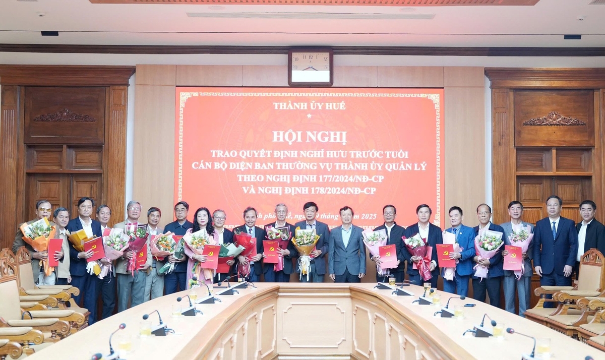 Trao quyết định nghỉ hưu trước tuổi cho các cán bộ thuộc diện quản lý của Ban Thường vụ Thành ủy Huế. Ảnh: Hoàng Dinh. Trao quyết định nghỉ hưu trước tuổi cho các cán bộ thuộc diện quản lý của Ban Thường vụ Thành ủy Huế. Ảnh: Hoàng Dinh.