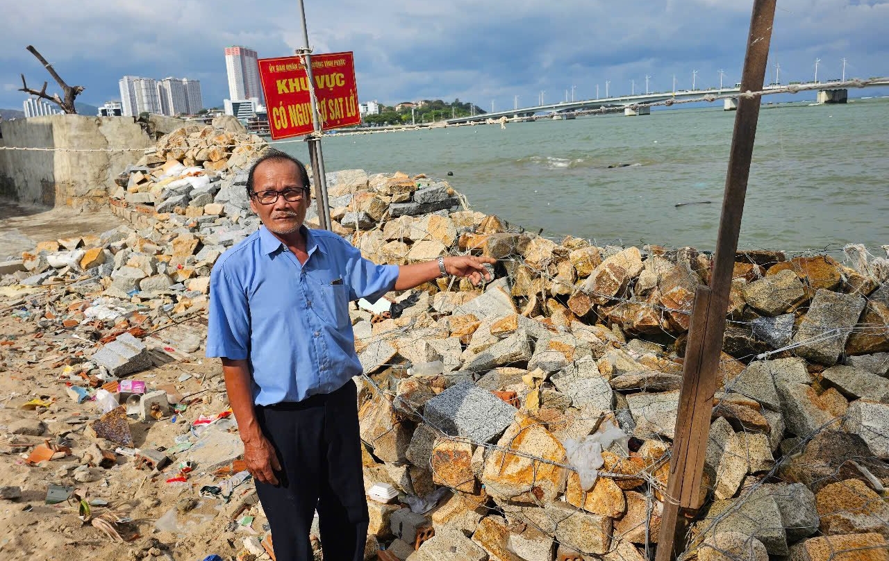 Ông Đặng Thế Sinh, một người dân sinh sống lâu năm ở cồn Nhất Trí cho biết, hằng năm gia đình đều bỏ kinh phí để làm rọ đá chắn sóng. Ảnh: KS. Ông Đặng Thế Sinh, một người dân sinh sống lâu năm ở cồn Nhất Trí cho biết, hằng năm gia đình đều bỏ kinh phí để làm rọ đá chắn sóng. Ảnh: KS.