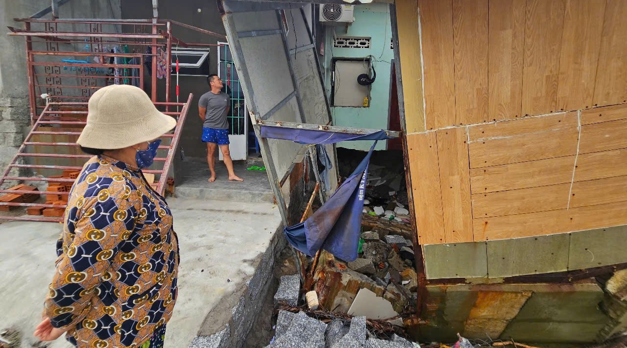 Một căn nhà ở cồn Nhất Trí vừa bị sóng biển đánh sập'. Ảnh: KS. Một căn nhà ở cồn Nhất Trí vừa bị sóng biển đánh sập'. Ảnh: KS.