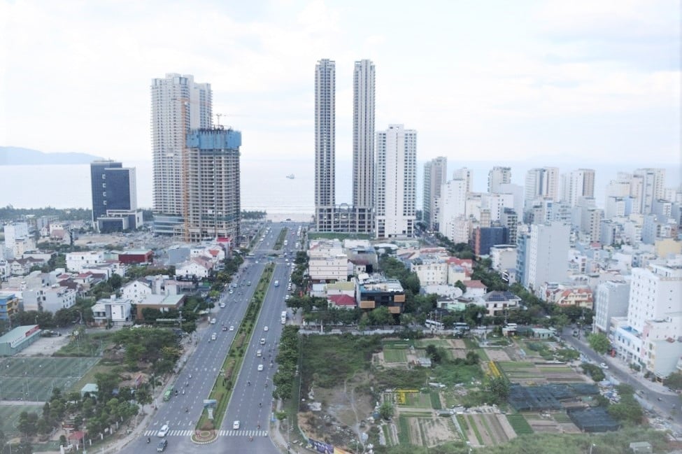 Việc tháo gỡ các vướng mắc dự án, đất đai giúp khơi thông nguồn lực để Đà Nẵng đạt mục tiêu tăng trưởng '2 con số'. Ảnh: Lan Anh. Việc tháo gỡ các vướng mắc dự án, đất đai giúp khơi thông nguồn lực để Đà Nẵng đạt mục tiêu tăng trưởng '2 con số'. Ảnh: Lan Anh.